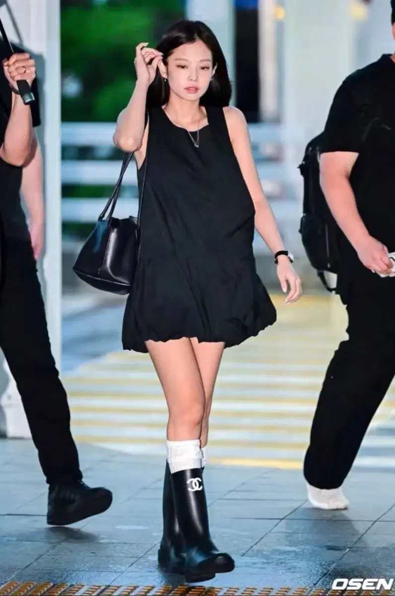 Jennie着用 AMOMENTO VOLUME MINI DRESS 韓国 Jennie着用 AMOMENTO
